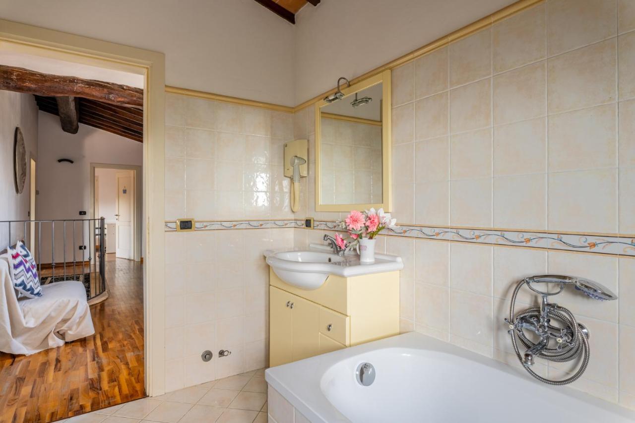 Casa Vecchia Rooms And Parking Gambassi Terme Kültér fotó